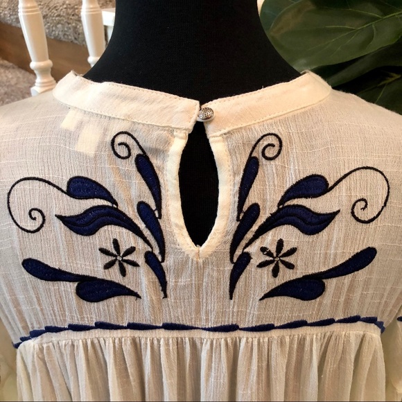 Flowy White Dress with Embroidered Detailing - Picture 7 of 13